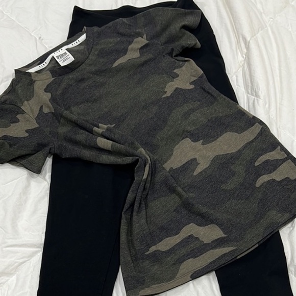 💚PINK VS Camouflage TOP only - Picture 12 of 13